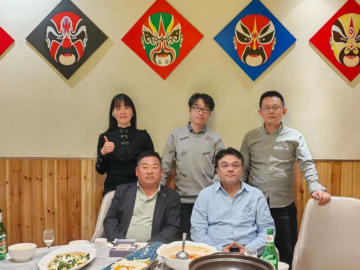 Біздің үнді серіктестерімізді зауытта қарсы алу өте қуанышты болды